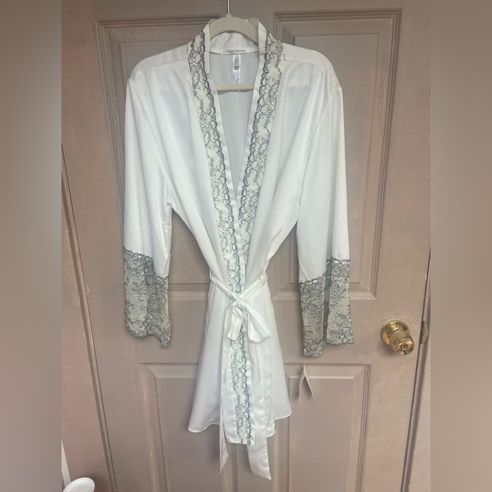 BRAND NEW FLORA NIKROOZ  IVORY SATIN ROBE W/LACE TRIM- EXQUISITE -NWT
